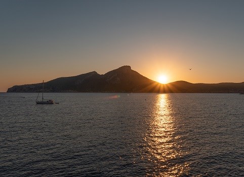 Malerischer Sonnenuntergang hinter der Insel Sa Dragonera, Mallorca