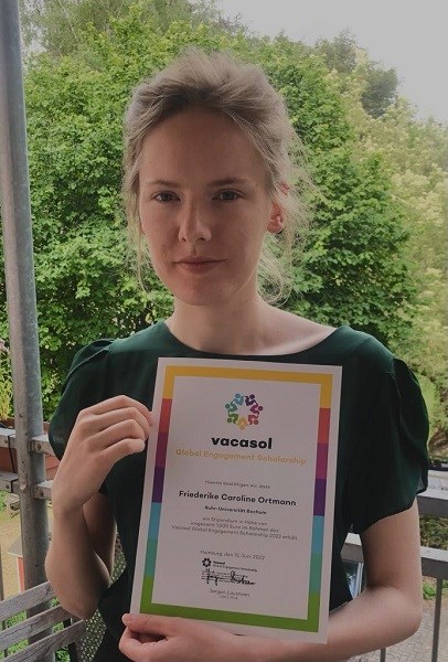 Friederike Ortmann mit Zertifikat