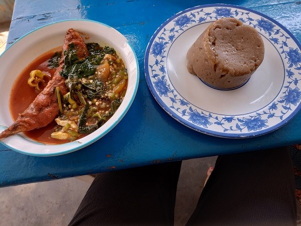 Polenta aus Yams Mehl mit Soße