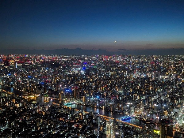 Blick über Tokyo bei Nacht
