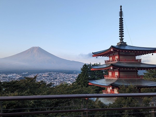 Blick auf den Mt Fuji, hinter einer tradtionellen japanischen Pagoda