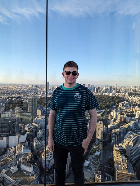 Unser Stipendiat Lukas vor dem Stadtpanorama vor Tokyo