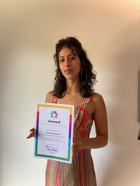 Unsere Stipendiatin Pinar mit ihrem Zertifikat