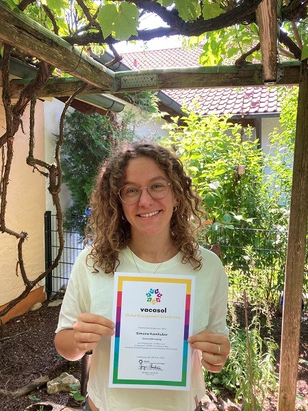 Unsere Stipendiatin Simone mit ihrem Zertifikat