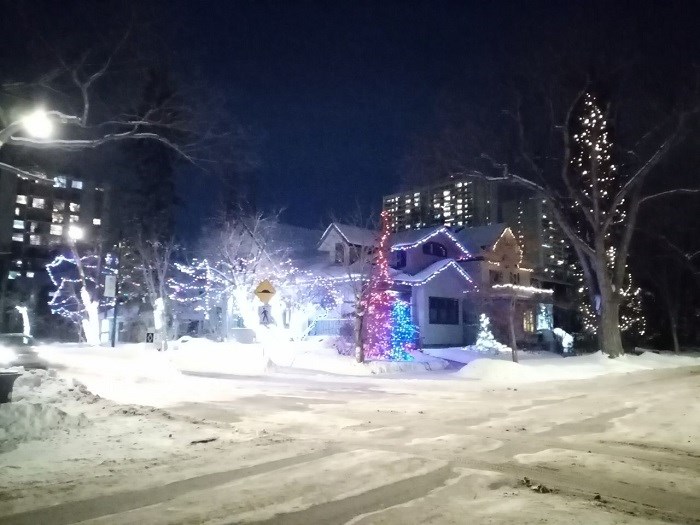 Verschneite Straßen und pompöse Weihnachtsbeleuchtung