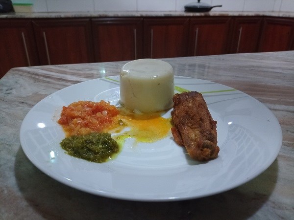 eine Spezialität aus Benin, Hähnchen mit verschiedenen Saucen