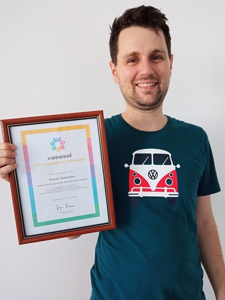 Simon Tschunko mit Zertifikat