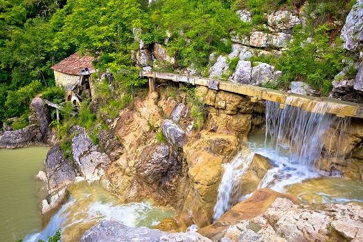 Kotli Wasserfall an der alten Wassermühle, Kroatien