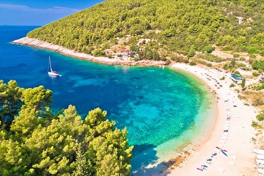 Luftaufnahme der Bucht Pupnatska Luka, Insel Korcula, Kroatien