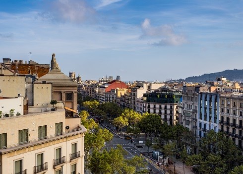 Der Boulevard Passeig de Gràcia in Barcelona, Katalonien (Spanien)