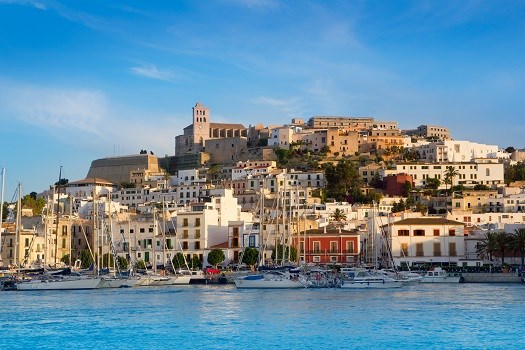 Ibiza Stadt im blauen Mittelmeer