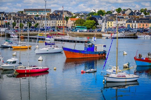Boote und Schiffe im Hafen von Concarneau, Bretagne