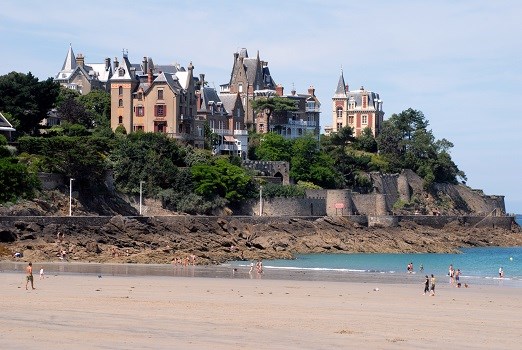 Jugendstilvillen an der Küste von Dinard, Bretagne