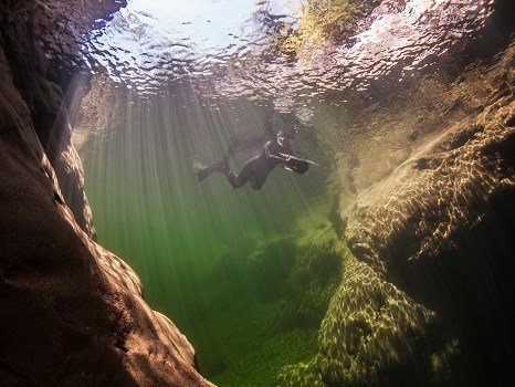 Unterwasserlandschaft im Fluss Maggia, Schweiz