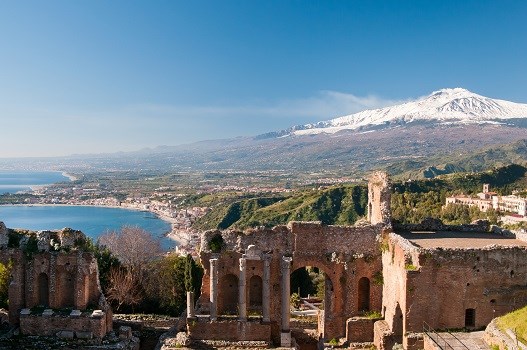 Römisches Theater Taormina mit Blick auf den Ätna auf Sizilien